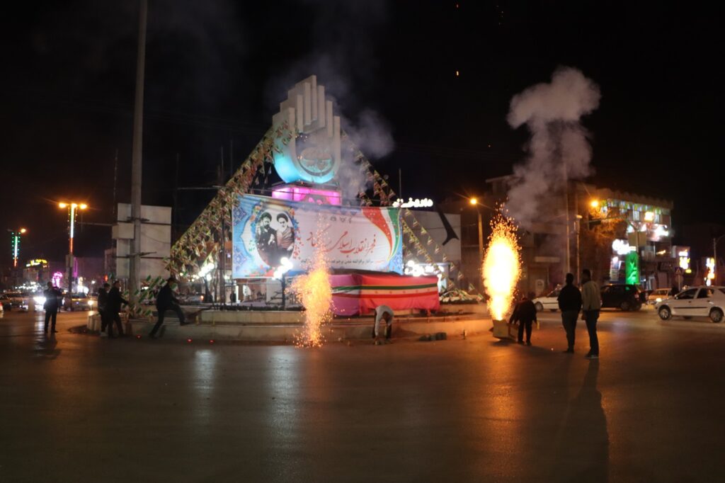 به مناسبت چهل و پنجمین سالگرد پیروزی انقلاب اسلامی، آیین نورافشانی در مرودشت برگزار ‌شد.